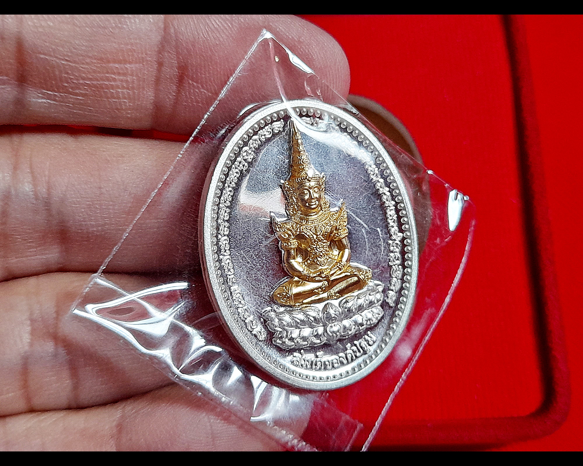 เหรียญสมเด็จองค์ปฐม ยิ้มรับทรัพย์ ปางสมาธิทรงเครื่องพระจักรพรรดิ หลังยันต์เกราะเพรช เนื้อเงินแท้(ชนวนเงินมหาสะท้อน) องค์พระทองคำ(หน้ากาก) ปี2564 #รับประกันแท้ - หลวงพ่อเล็ก วัดท่าขนุน (ปลุกเสก พิธีเข้ากรรมฐาน3วัน สมเด็จองค์ปฐมเสด็จมาสงเคราะห์ ปี2564)