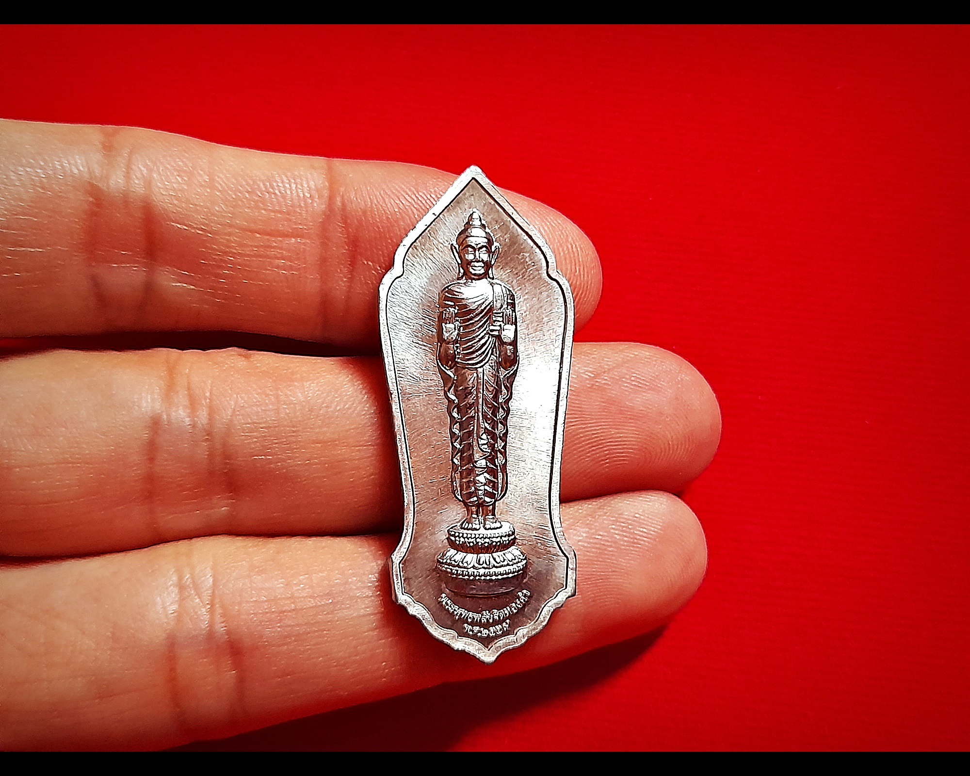 เหรียญพระพุทธเจ้าปางลีลาประทานพร หลัง พระพุทธเจ้าปางห้ามสมุทร (ของขวัญปีใหม่ ปี59) เนื้อชินตะกั่ว(รับพลังงานรองจากทองคำ) ปี2559 #รับประกันแท้ - หลวงพ่อเล็ก วัดท่าขนุน