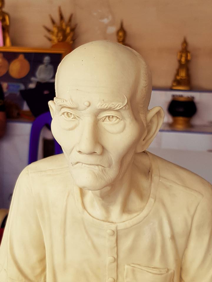 รูปหล่อ เซียนแปะโรงสี วัดศาลเจ้า รุ่นเจ้าสัวฟ้าประทาน ปี2560 เนื้อเรซิ่น สีงาช้าง (ขนาดองค์บูชาหน้าตัก 12นิ้ว องค์ขนาดใหญ่)