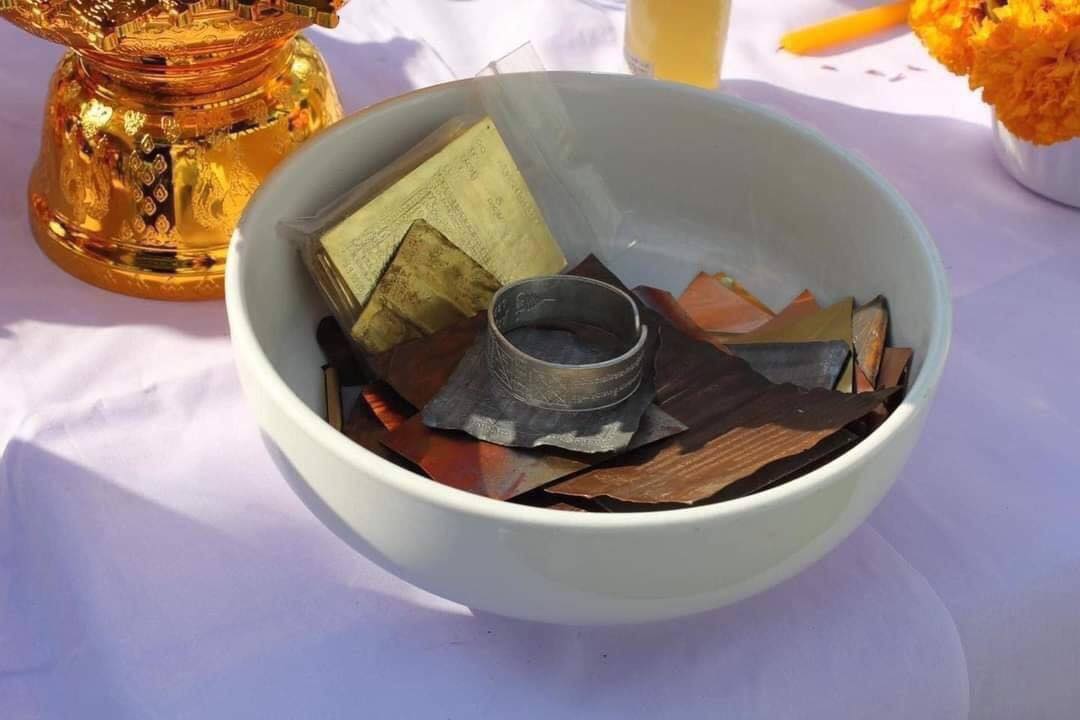 พระขรรค์ (ขนาดพกพายาว 1.5นิ้ว) เนื้อชุบทอง ปี2564 - หลวงปู่ศุข วัดปากคลองมะขามเฒ่า