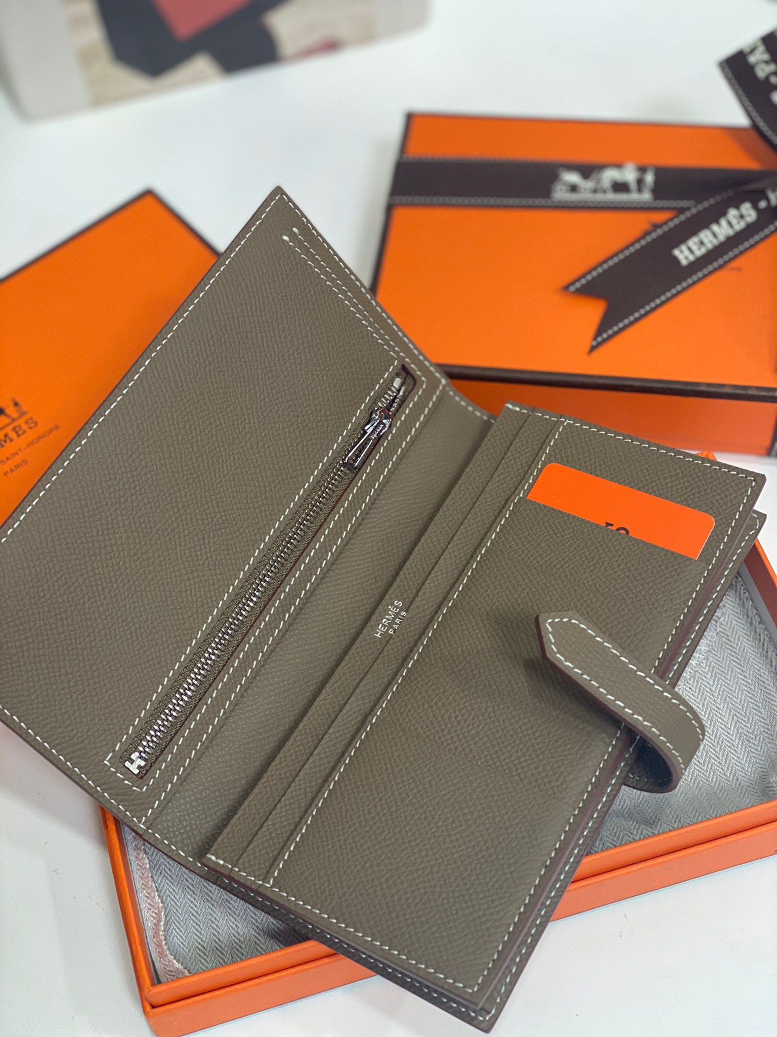 กระเป๋าสตางค์ hm bearn wallet epsom leather หนังแท้ ใบยาว มีหลายสี สอบถามเพิ่มเติมได้ค่ะ