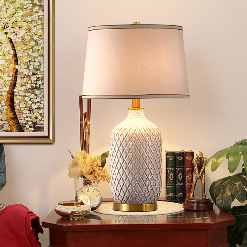 โคมไฟตั้งโต๊ะเซรามิกลายข้าวหลามตัดโป๊ะโคมผ้า สไตล์ American [RX126]