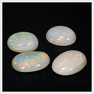 โอปอล Opal ออสเตรเลีย รูปไข่หลังเบี้ยจัดเซท 4 เม็ด หนัก 4.51 กะรัต พื้นสีขาวบริสุทธิ์ เหลือบสีรุ้งชัดเจนและสวยมากแม้อยู่ในที่ร่ม ผิวเนียน