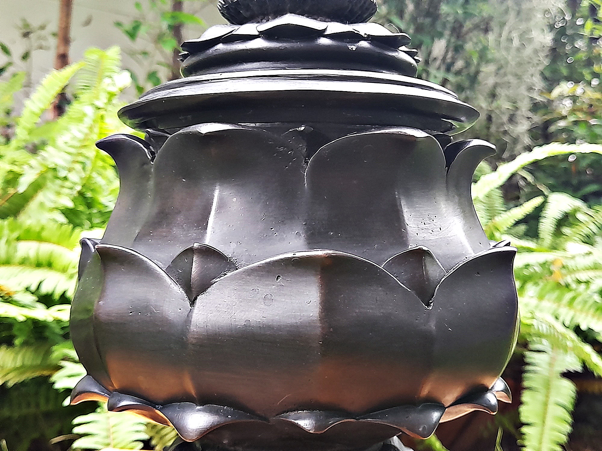 โถ้บาตร ทำน้ำมนต์ ทรงดอกบัวตูมใหญ่ เนื้อทองเหลือง สีดำ