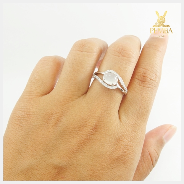 แหวนมูนสโตนแท้ สีขาวนวล ชวนเสน่ห์หา