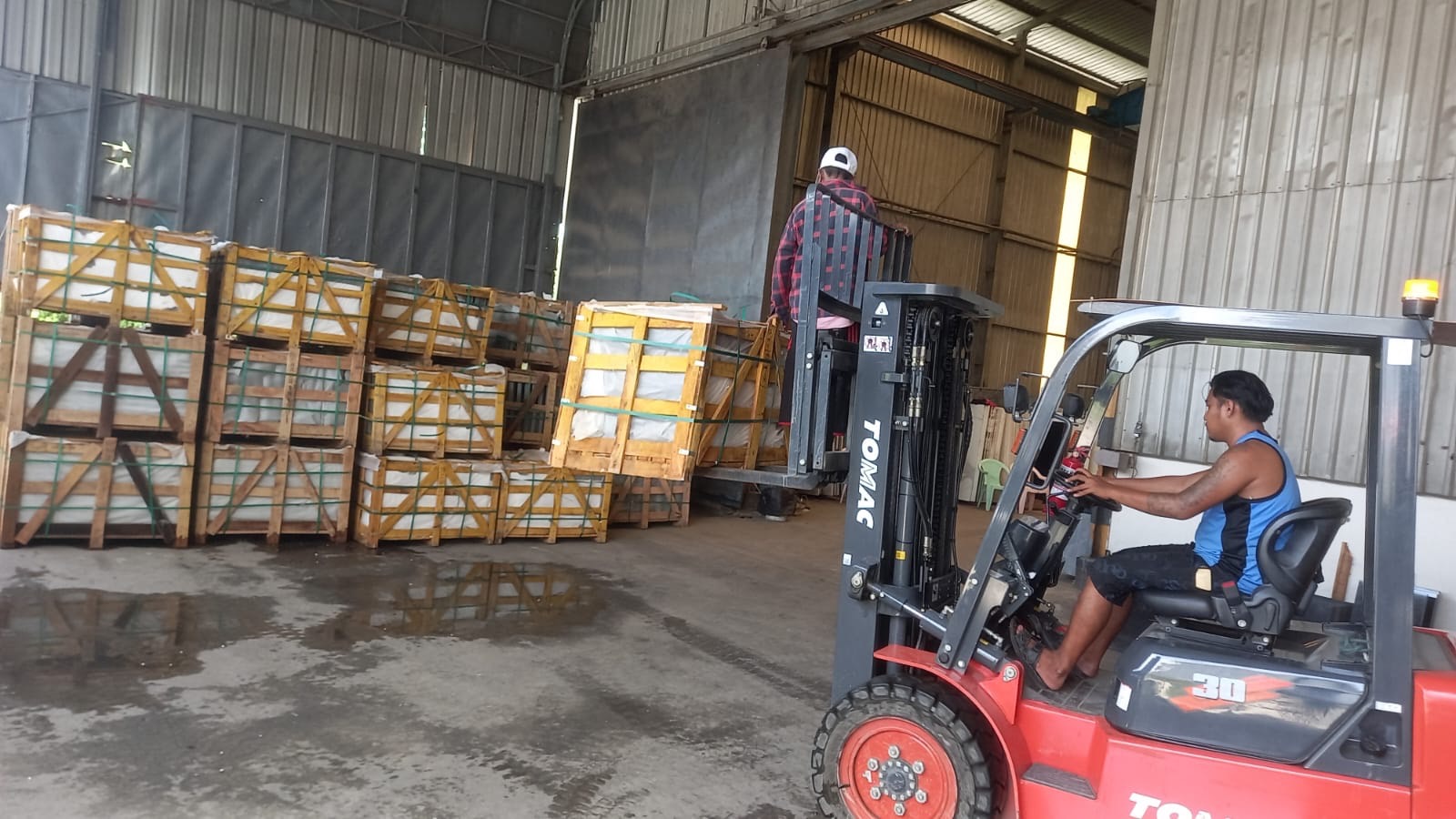 แกรนิตสีดำเกล็ดทอง ขนาด60x60ซ.ม.