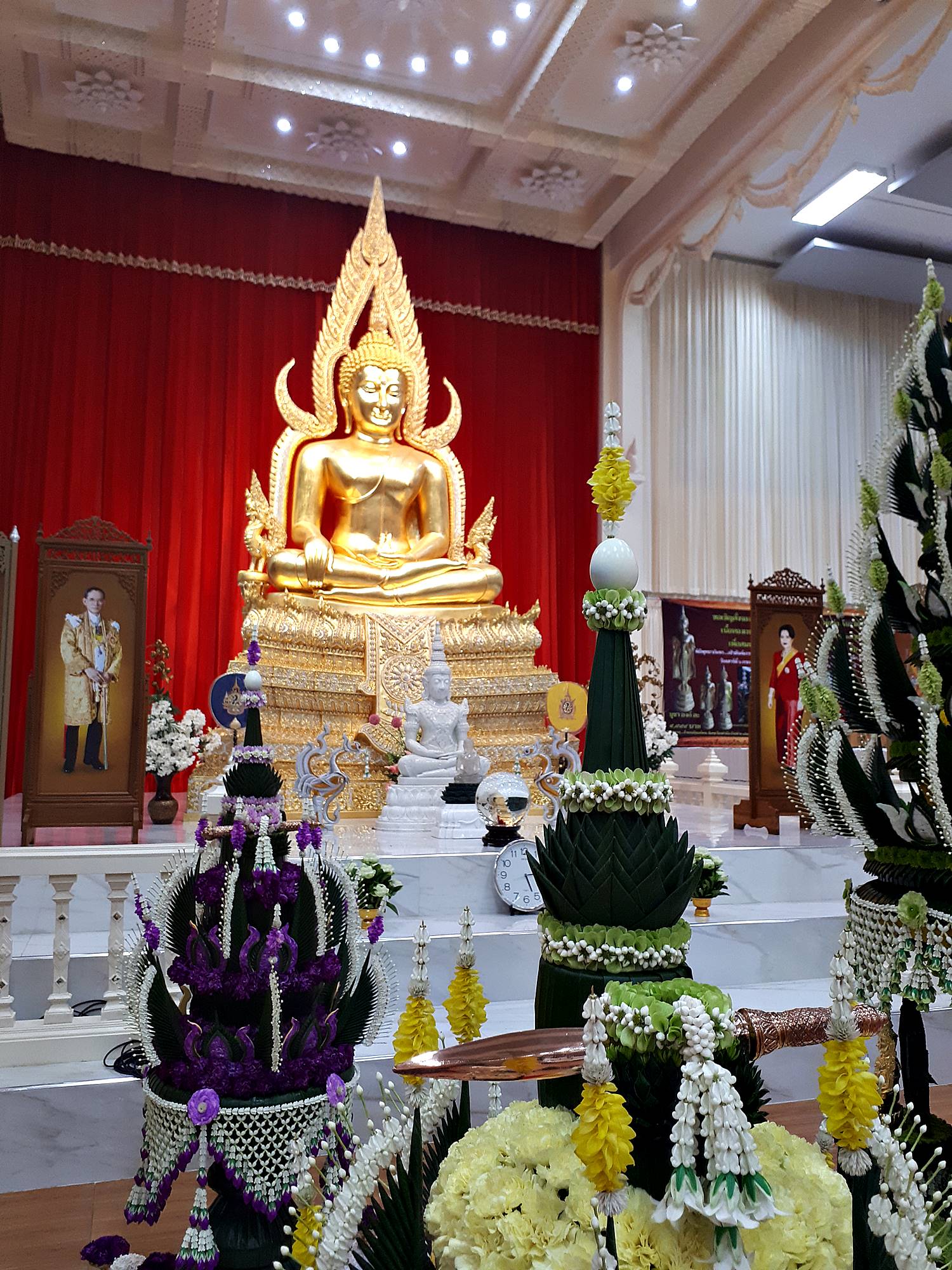 รูปหล่อ สมเด็จองค์ปฐม (พระพุทธรูป หลวงพ่อทองคำ ปางพระแก้วมรกต ทรงเครื่องพระจักรพรรดิ) (ขนาดพระบูชา หน้าตัก5นิ้ว) เนื้อโลหะทองเหลือง ปิดทองแท้ ปี2562 #รับประกันแท้ - หลวงพ่อเล็ก วัดท่าขนุน