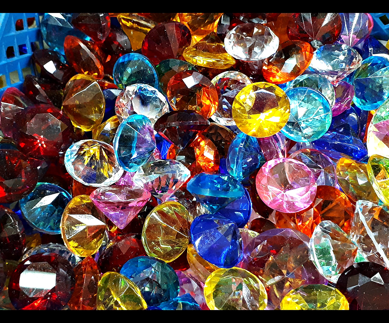 แก้วสี ทรงเพรชกระรัต