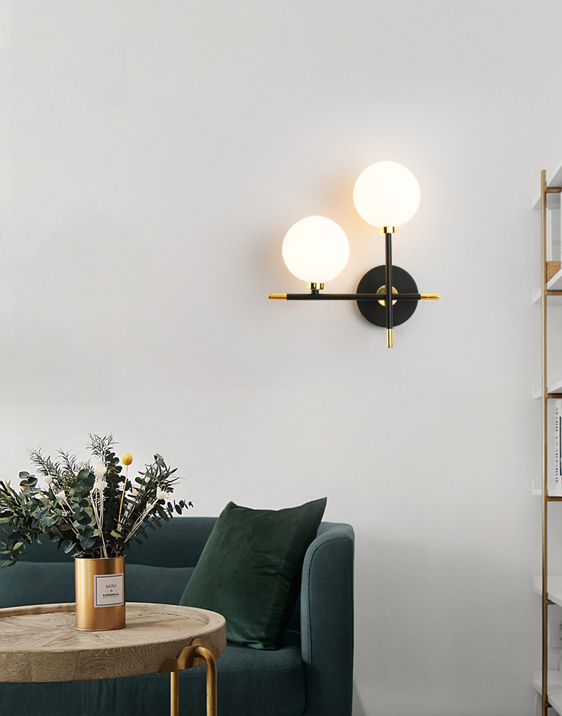 โคมไฟติดผนังภายในโครงเหล็กสีดำทองโป๊ะแก้วทรงกลม 2 ดวง [BD8841]