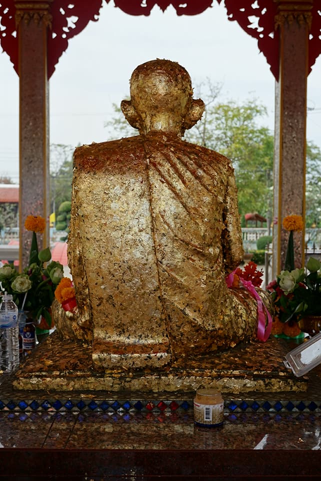 พระสมเด็จหลวงพ่อโตในวิหาร เนื้อผงชนวนมวลสารเก่าหลวงพ่อกวย รุ่นแรงครู ปี2560 หลวงพ่อกวย วัดโฆสิตาราม(วัดบ้านแค) จ.ชัยนาท ปี2563 - (ขนาด 5x7นิ้ว จีวรส้ม ด้านหน้ายันต์ครู ยันต์นะปัดตลอด ด้านหลังยันต์มงกุฎพระพุทธเจ้าหนุนดวง) ปี2563 #ปลุกเสกที่วัดโฆสิตาราม #รั