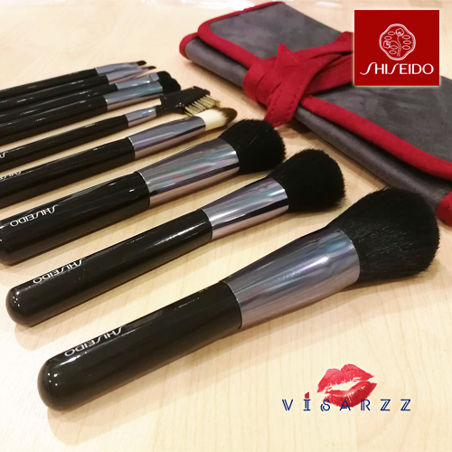 Shiseido ชุดแปรงแต่งหน้า 9 ชิ้น มาพร้อมกระเป๋าใส่แปรงหนังกลับสุดหรู ให้คุณพกสะดวก แต่งหน้าได้สมบูรณ์อย่างมืออาชีพ ขนแปรงนุ่ม ด้ามแปรงจับถนัดกระชับมือ
