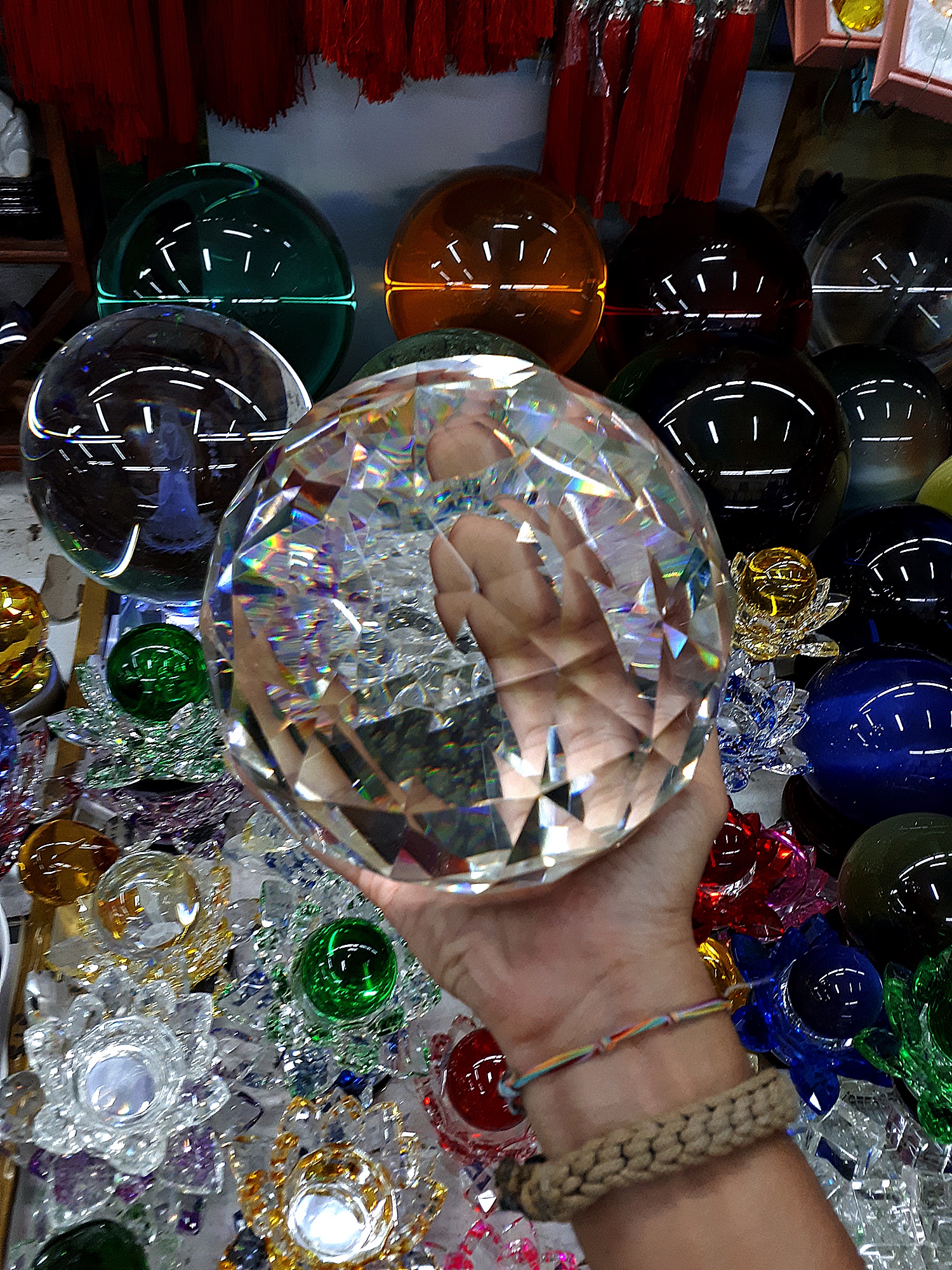 ลูกแก้ว คริสตัล เหลี่ยมสะท้อนแสง ขนาด 15ซม. (6นิ้ว) พร้อมฐาน