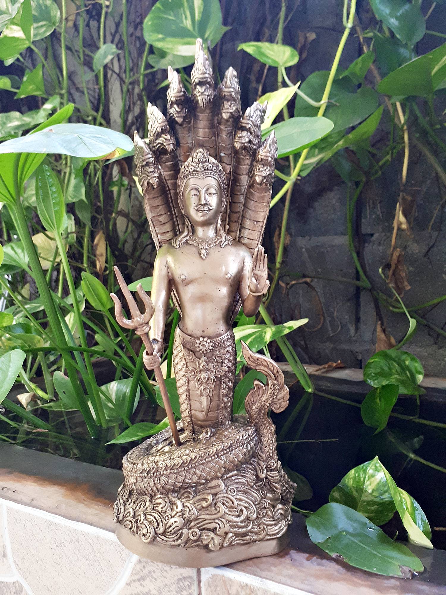 รูปหล่อ คู่ พญานาคราช ปางประทานพร ถืออาวุธ (ท่านปู่นาคา-ศรีสุทโธ ท่านยานาคี-ศรีปทุมวัน) พญานาคปรก 7ตน 7หัว โลหะทองเหลือง (ขนาดบูชา สูง15นิ้ว) (ขายปลีก ขายส่ง)