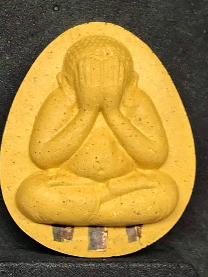 พระปิดตา มหาเศรษฐีเงินล้าน (รุ่น2 จัมโบ้) เนื้อผง สีเหลือง (ฝังตะกรุดจตุโรบังเกิดทรัพย์ 3ดอก) (รุ่นนี้ วางบูชาเงินก็เข้า) ปี2555 - หลวงพ่อเล็ก วัดท่าขนุน