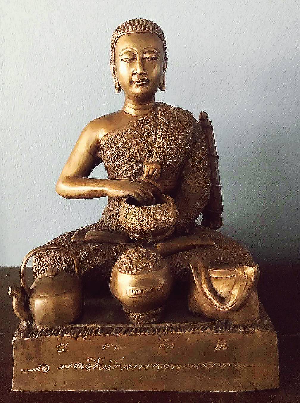 รูปหล่อ พระสีวลี จีวรลายดอกพิกุล นั่งจกบาตรมหาลาภ เนื้อทองเหลือง (หน้าตัก9นิ้ว ฐานกว้างลึก10นิ้ว สูง14นิ้ว)