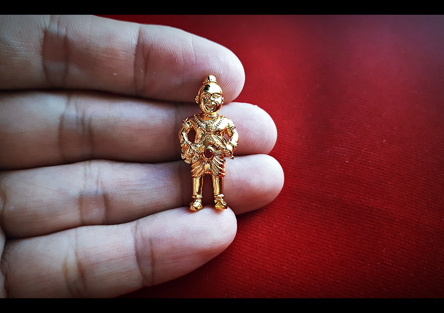 กุมารเทพ(ท่านอินทกะ) (ทรงอาวุธ ซ้าย-จักรนารายณ์ ขวา-ตรีพระอิศวร) เนื้อสำริด ชุบทองคำแท้ ฝังพลอย รุ่นพิทักษ์ ปี2559