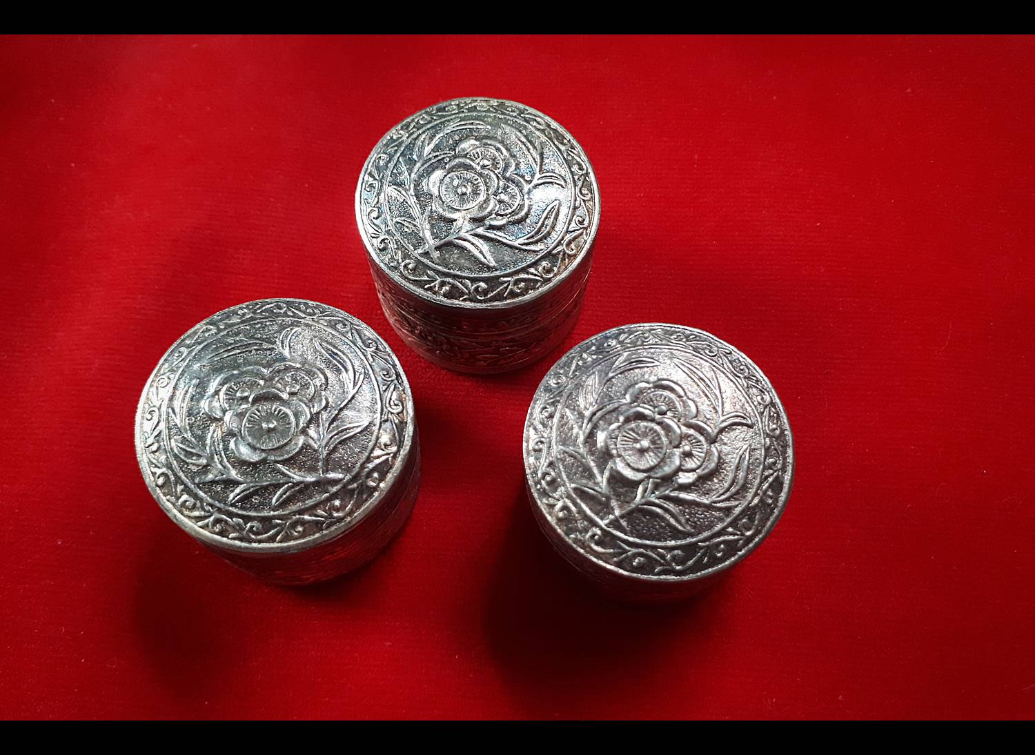 ตลับ(ใส่สีผึ้ง ใส่แป้ง) ลายดอกไม้ เนื้อเงินแท้