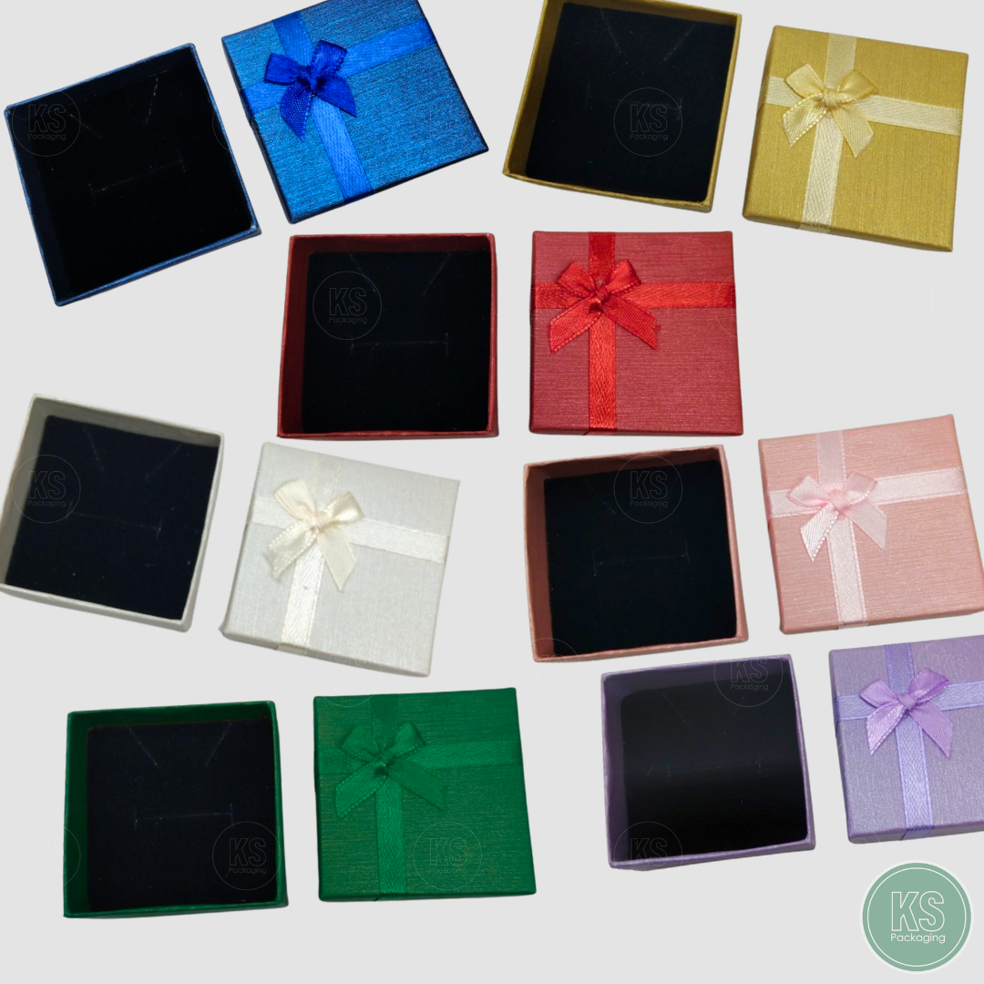 กล่องใส่แหวน ต่างหู สร้อย ลายผ้าไหม มีโบว์ ขนาด5x5x2.5cm สินค้าพร้อมส่ง มีให้เลือกหลากสี