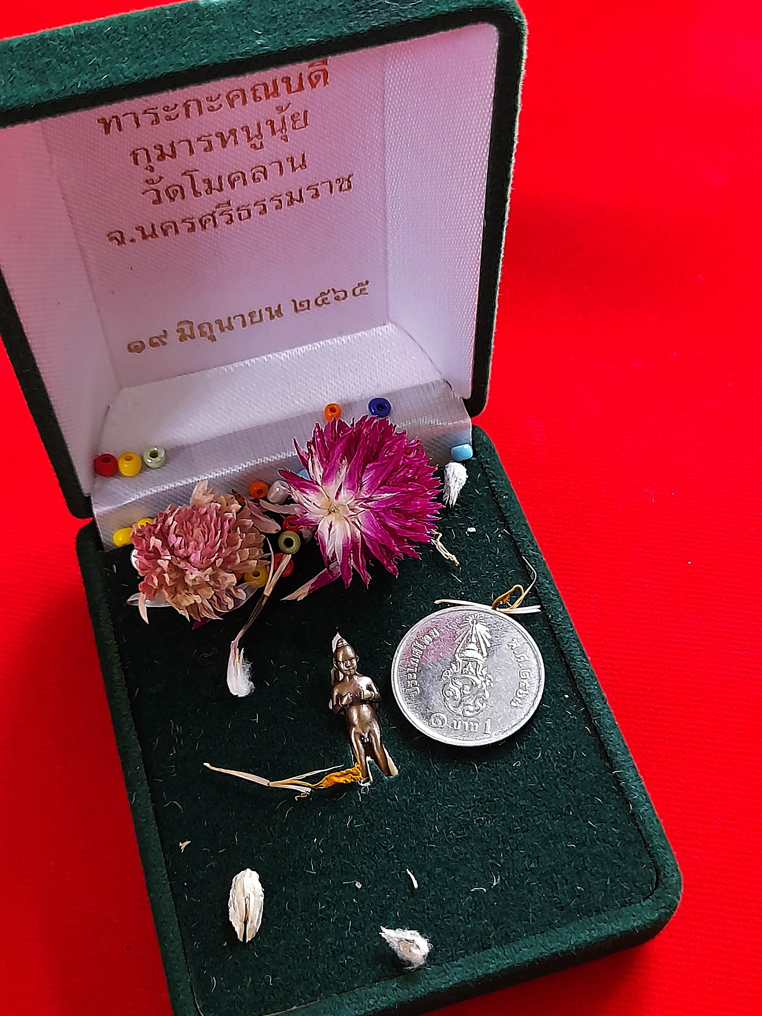 กุมาร หนูนุ้ย (ขนาดพกพา มีกำไลที่ข้อมือ) พิธีใหญ่ รุ่นแรก วัดโมคลาน จ.นครศรีธรรมราช ปี2565 เนื้อโลหะบรอนซ์รมดำ งานระดับจิ้วเวอร์รี่ #รับประกันแท้ - (สมนาคุณของแถมพิเศษเสกในพิธี ลูกปัดมหาเสน่ห์+ดอกบานไม่รู้โรย)