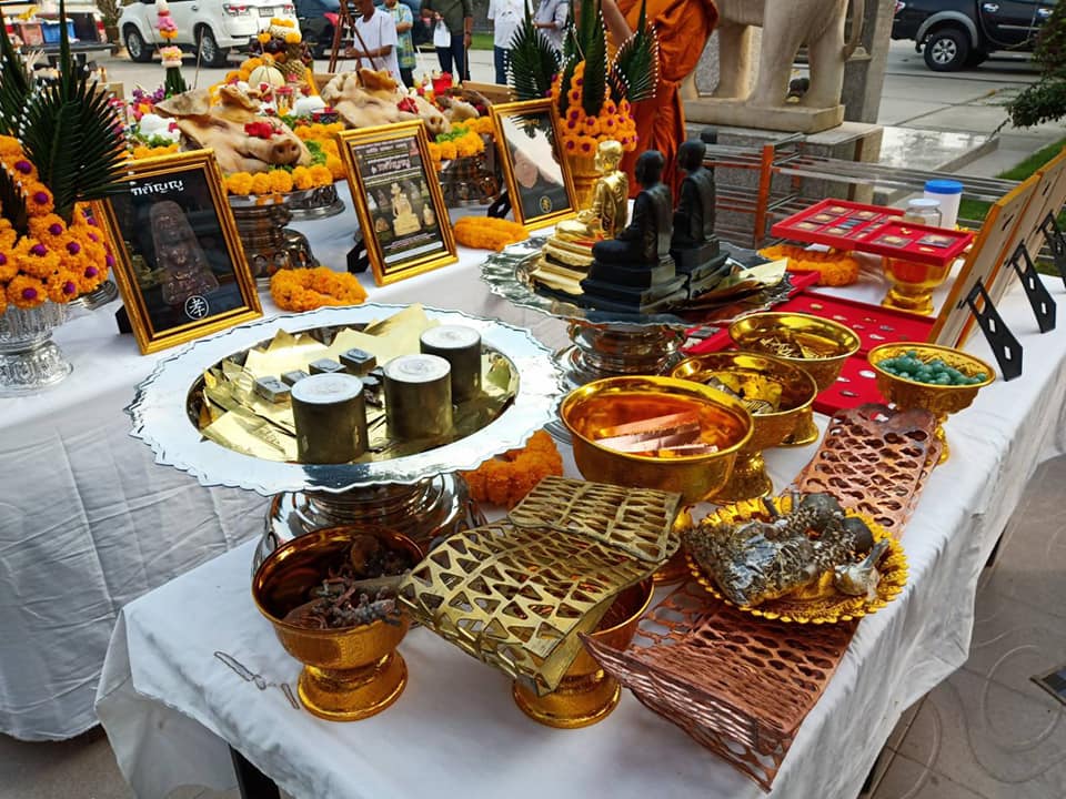 รูปหล่อ หลวงพ่อกวย วัดโฆสิตาราม ปี2562 #รับประกันแท้ - (หน้าตัก5นิ้ว เนื้อโลหะรมดำ (แบบพิมพ์ฐานสามชั้นบรรจุหยกเขียวอิตาลี ใต้ฐาน บรรจุทรายเสก พลอยเสก จีวร เกศา ผงอิทธิเจ และ ตะกรุดสามกษัตริย์ลงพระยันต์))