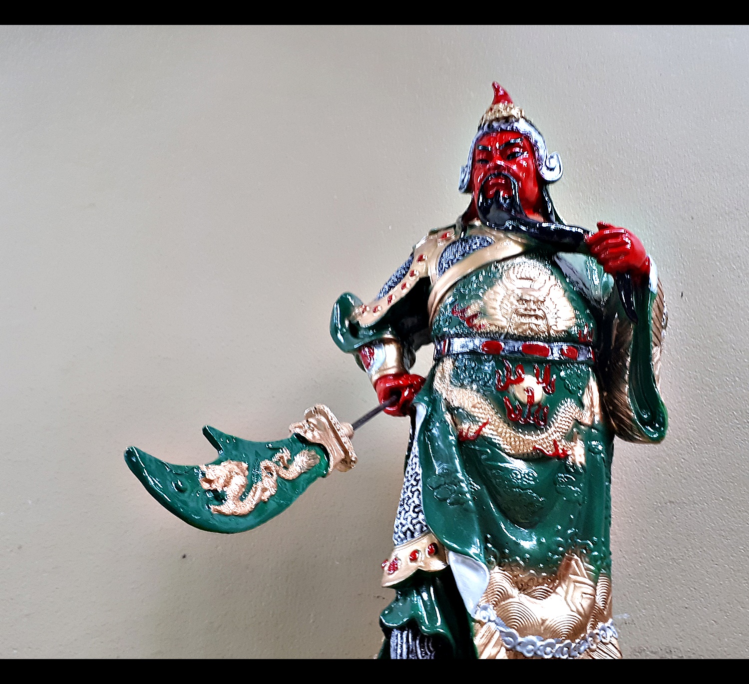 รูปหล่อ เซียน กวนอู ปางทรงยืน ถือง้าว เนื้อเรซิ่นลงสี (ขายปลีก ขายส่ง)