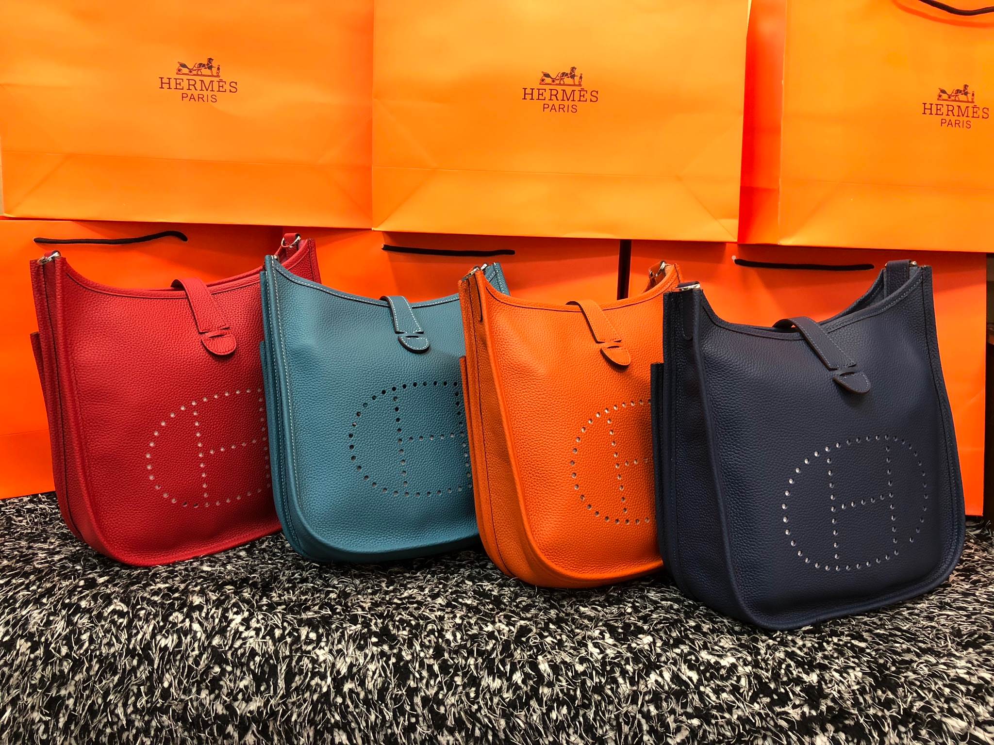 กระเป๋า hm evelyn 11 สีดำ สีอื่นๆสอบถามเพิ่มเติมได้ค่ะ สต็อกเปลี่ยนตลอด