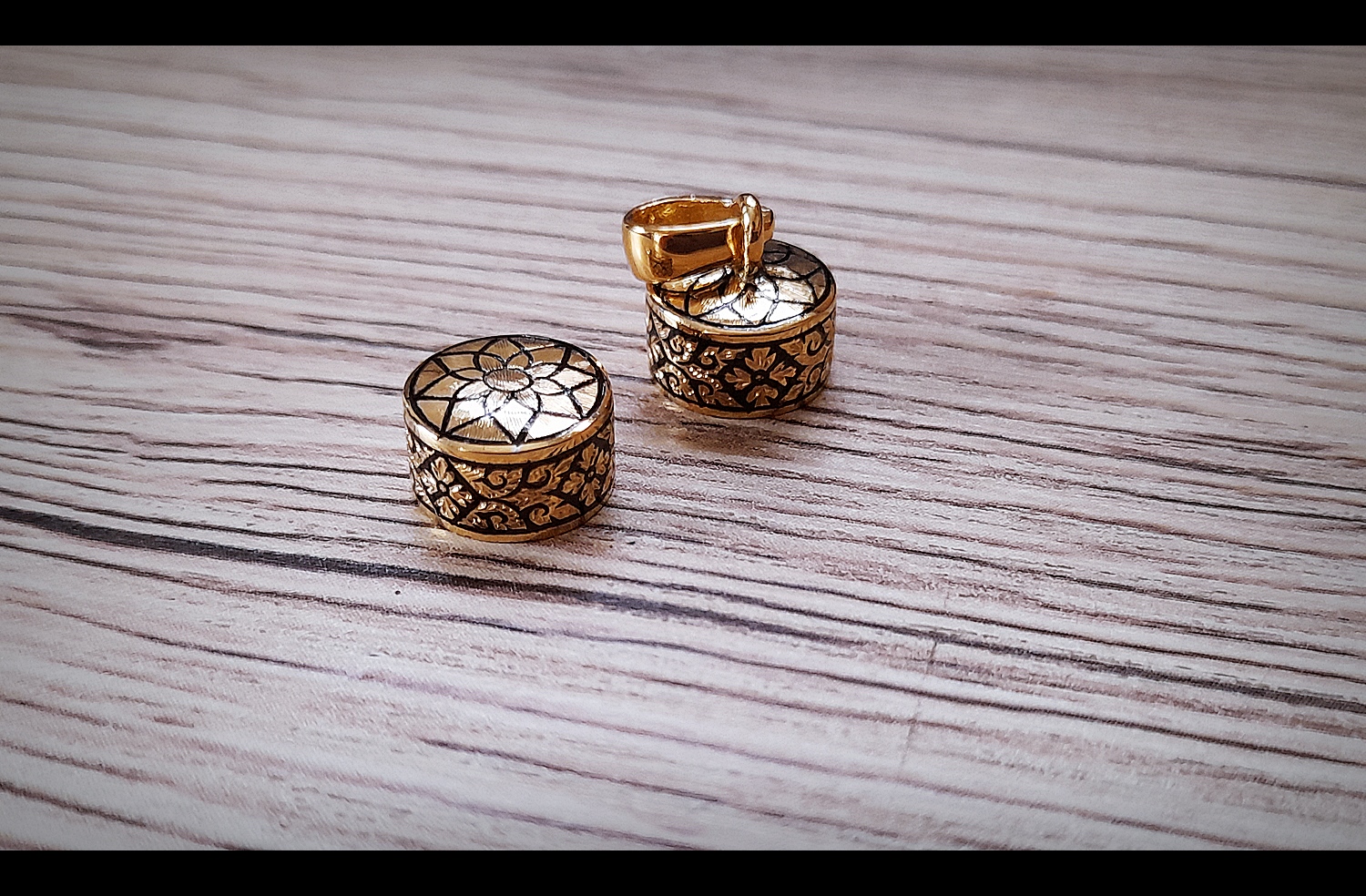 รับสั่งทำ ปลอกฝา ตะกรุด เนื้อเงิน ถมทอง ชุบทอง ลงยา ลายไทย ดอกพิกุล แกะมือ (ราคาขึ้นกับขนาด) (ใช้เวลา 2-3สัปดาห์)