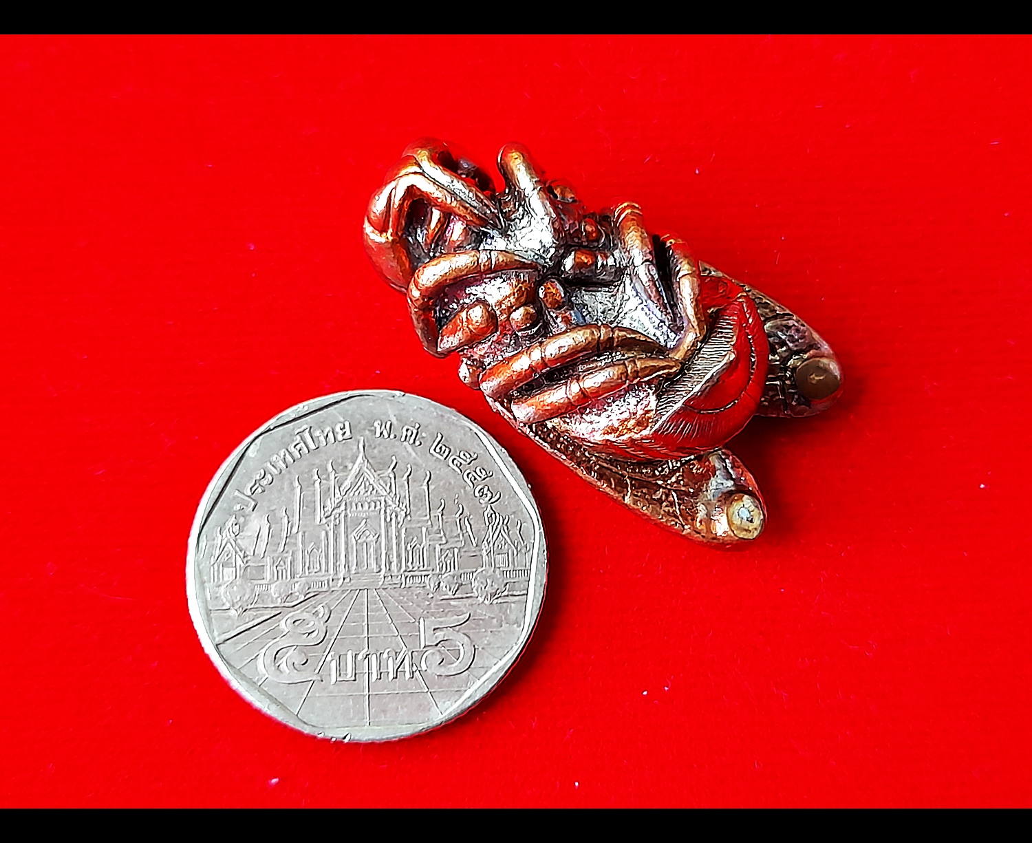 พญาแมลงภู่คำ กายสิทธิ์(สีเหลือบรุ้ง) เนื้อโลหะธาตุกายสิทธิ์ เหล็กไหลสุริยันราชา ผสมชนวนเนื้อเงินมหาสะท้อน ก้นบรรจุปรอทตามตำรา ปี2564 (ปลุกเสก16พิธี มหาโสฬสมหามงคล) #รับประกันแท้