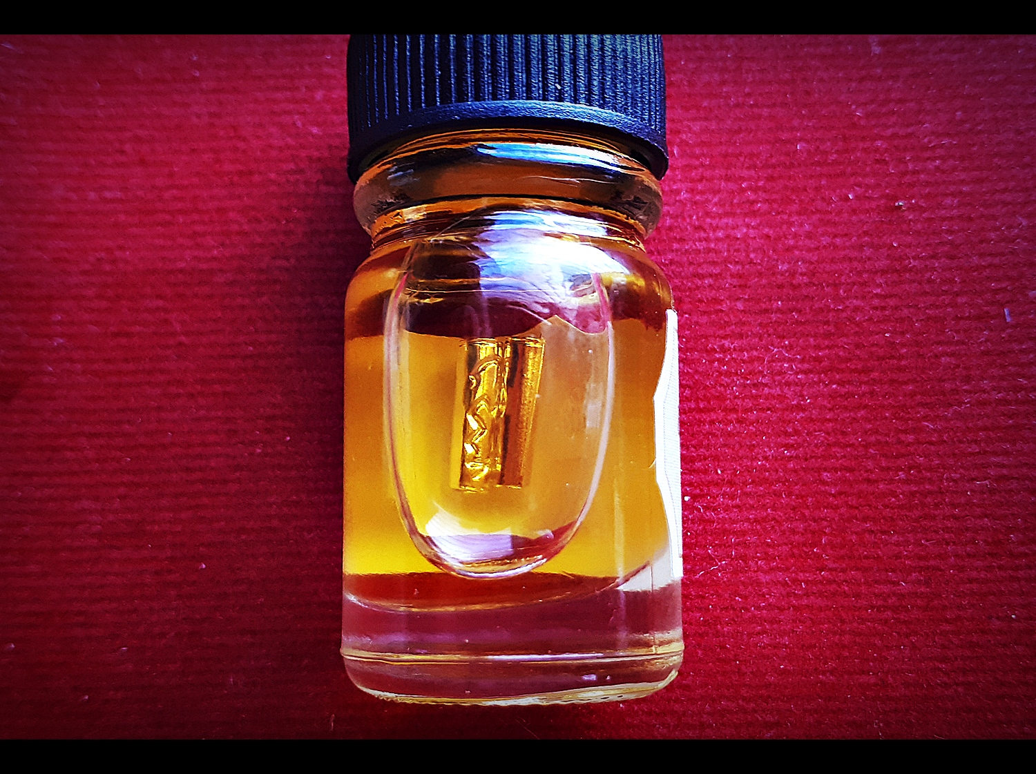 น้ำมันจันทร์มหาเสน่ห์ (แช่บรรจุ ตะกรุดสาริคู่ เนื้อเงินแท้ 2ดอก ) - หลวงพ่อเล็ก วัดท่าขนุน (ปลุกเสก วัดบ้านห้วยน้ำขาว ปี2563)