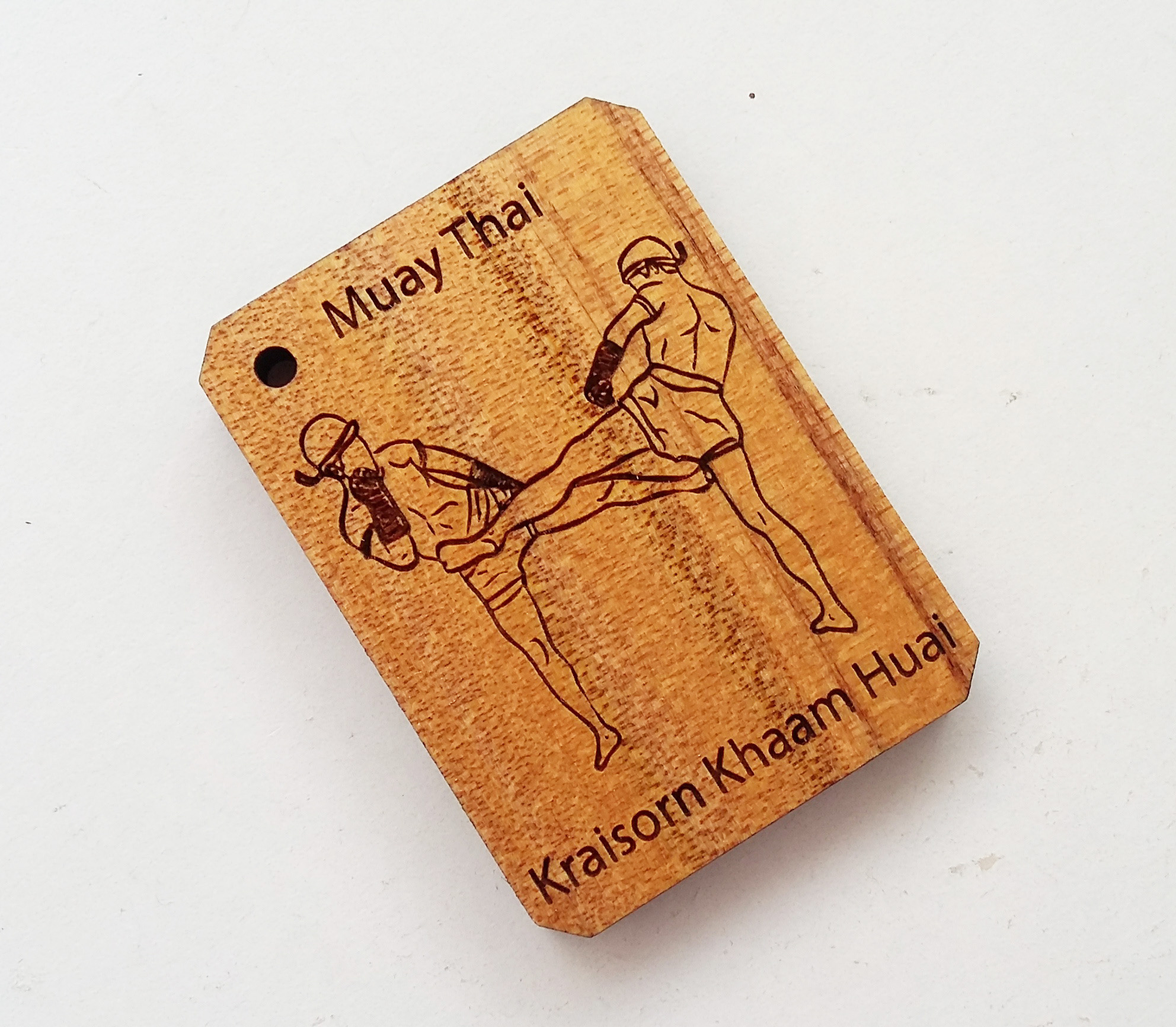 พวงกุญแจไม้แกะสลัก แม่ไม้มวยไทย-ไกรสรข้ามห้วย