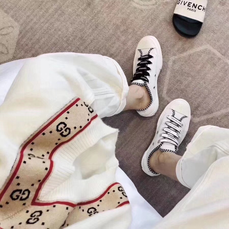 รองเท้าผ้าใบ cn sneakers สีขาวและสีดำ