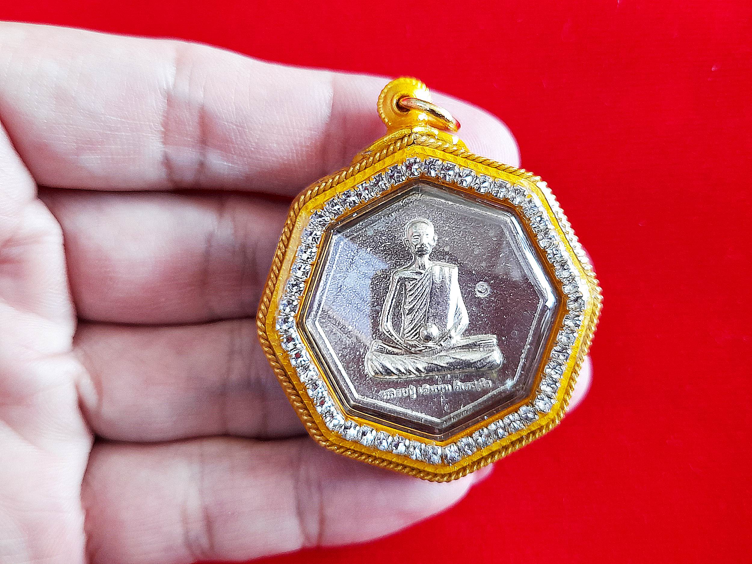 เหรียญ หลวงปู่ เดินหน อิเกสาโร เพรชยอดมงกุฎ หกเหลี่ยม ระงับโศก-รับโชคทุกทิศ เนื้อเงินแท้(ผสมทองคำและชนวนสัมฤทธิ์) ปี2565 #รับประกันแท้ (เลี่ยมกันน้ำล้อมเพรช) - จัดสร้างโดย ฅนขลังคลังวิชา