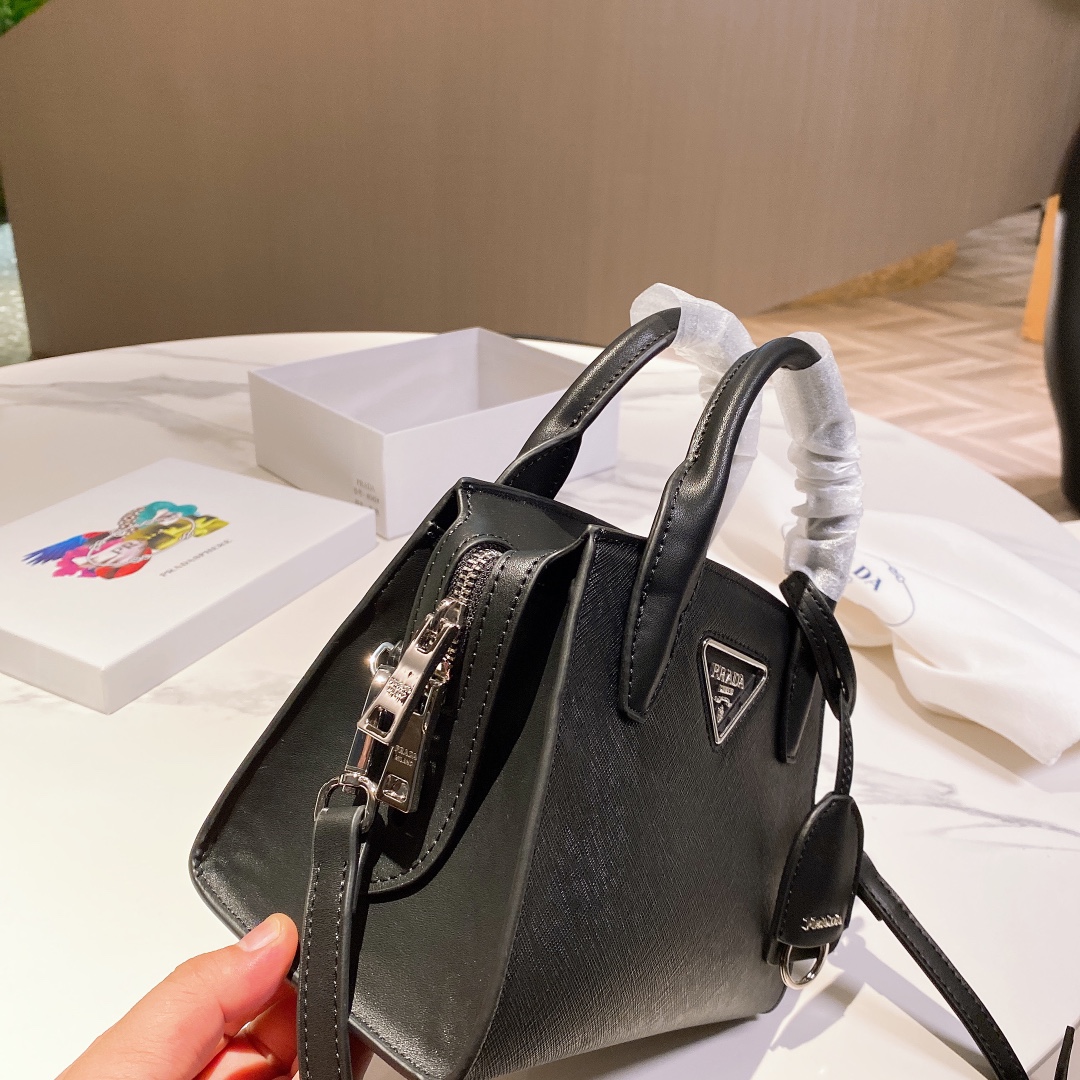 กระเป๋า pd mini crossbody 22 cm