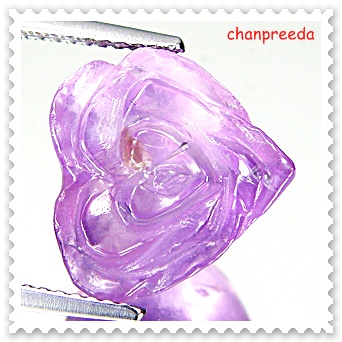 พลอยเนื้ออ่อน อเมทิสต์ (Amethyst) สีม่วงปานกลาง รูปหัวใจแกะสลัก น้ำหนัก 7.91 กะรัต ขนาด 12.8x12.8x9.5 มิล ภายในเม็ดมีตำหนิแต่มองแทบไม่เห็นรอยแตก