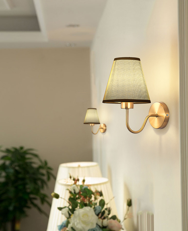 โคมไฟติดผนังภายในโครงเหล็กสีทอง American ทรงโค้งโป๊ะผ้า [CO-4018]