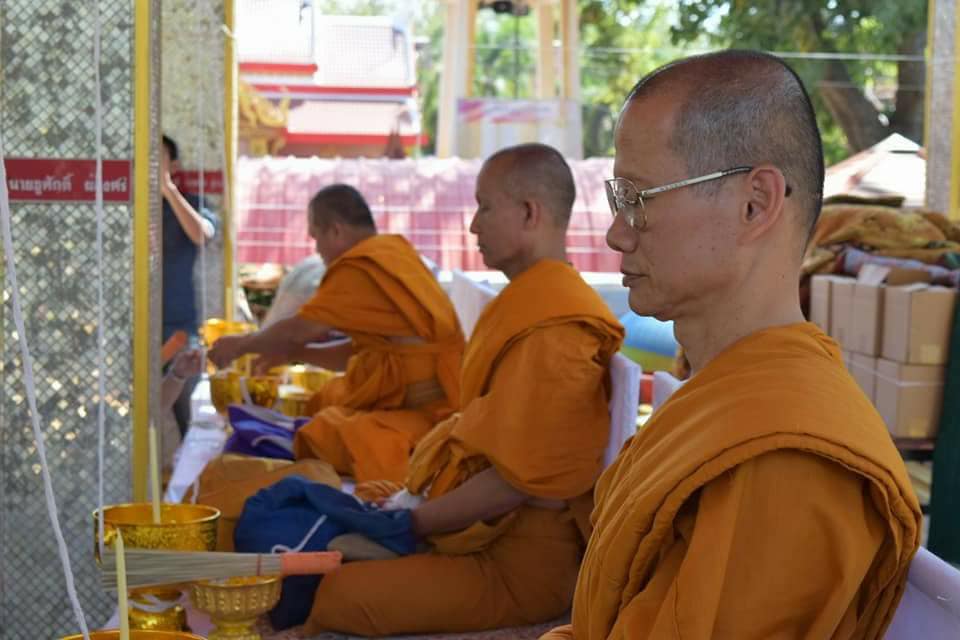 พระสมเด็จหลวงพ่อโตในวิหาร เนื้อผงชนวนมวลสารเก่าหลวงพ่อกวย รุ่นแรงครู ปี2560 หลวงพ่อกวย วัดโฆสิตาราม(วัดบ้านแค) จ.ชัยนาท ปี2563 - (ขนาด 5x7นิ้ว จีวรส้ม ด้านหน้ายันต์ครู ยันต์นะปัดตลอด ด้านหลังยันต์มงกุฎพระพุทธเจ้าหนุนดวง) ปี2563 #ปลุกเสกที่วัดโฆสิตาราม #รั