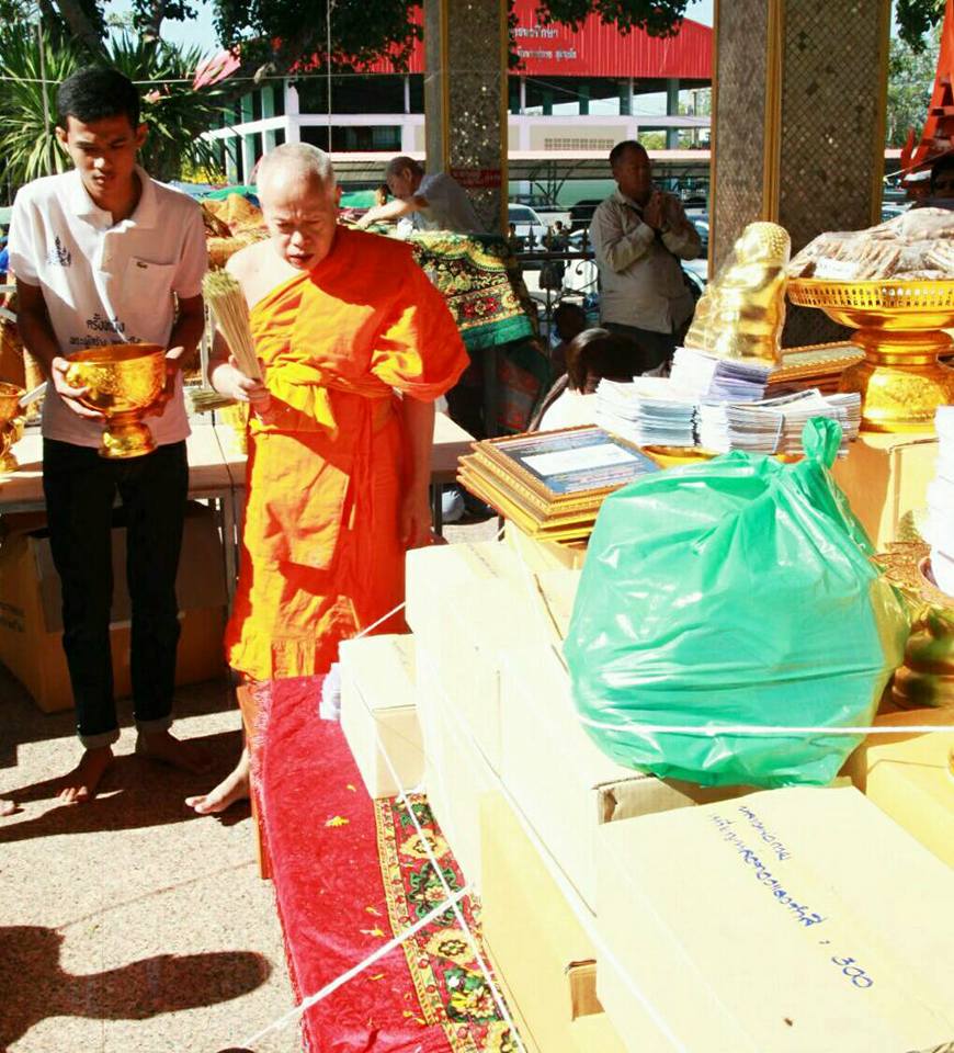 พระสมเด็จหลวงพ่อโตในวิหาร เนื้อผงชนวนมวลสารเก่าหลวงพ่อกวย รุ่นแรงครู ปี2560 หลวงพ่อกวย วัดโฆสิตาราม(วัดบ้านแค) จ.ชัยนาท ปี2563 - (ขนาด 5x7นิ้ว จีวรส้ม ด้านหน้ายันต์ครู ยันต์นะปัดตลอด ด้านหลังยันต์มงกุฎพระพุทธเจ้าหนุนดวง) ปี2563 #ปลุกเสกที่วัดโฆสิตาราม #รั