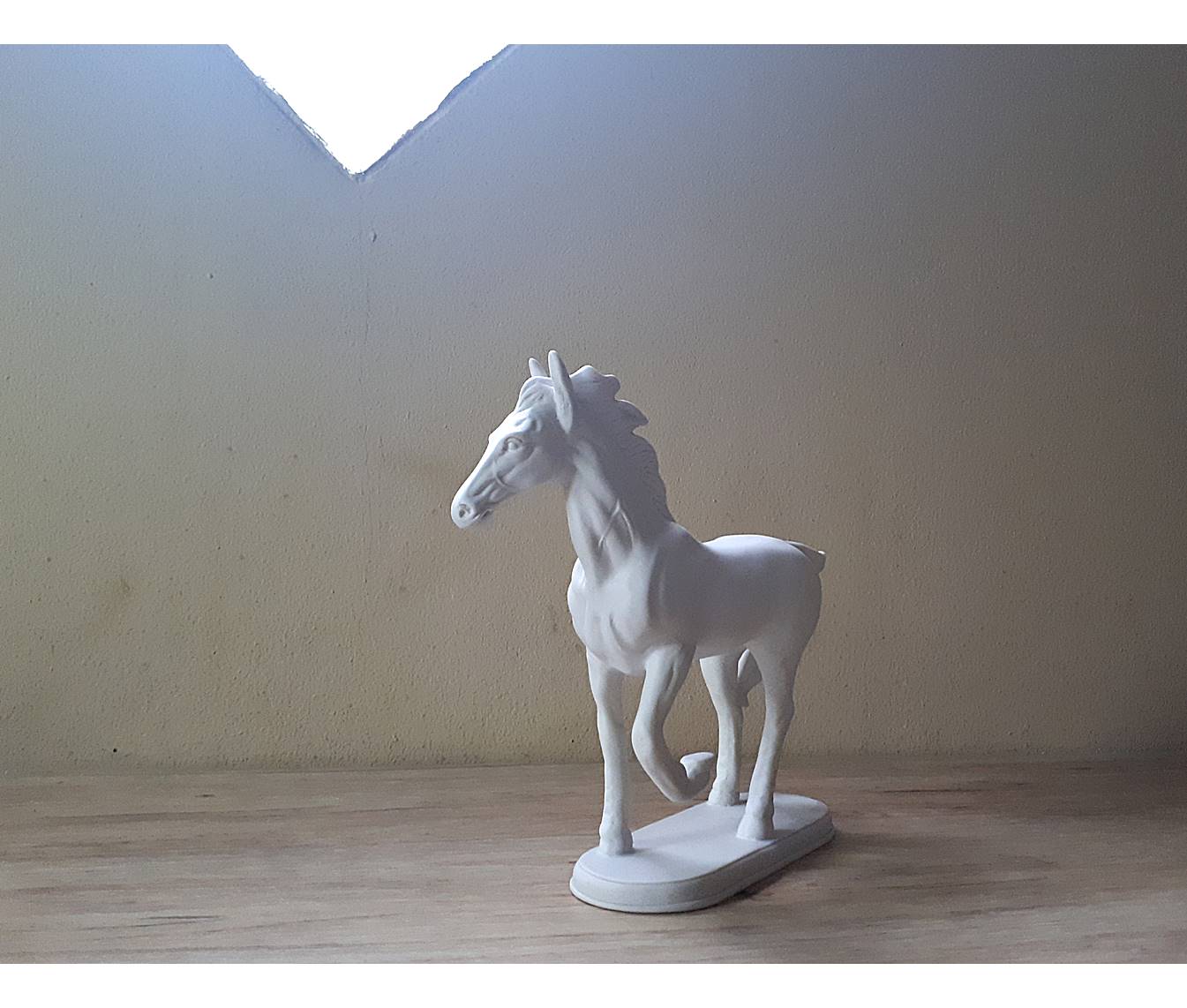 รูปหล่อ รูปปั้น ม้า เนื้อเรซิ่นสีขาว สีงา (กว้าง9-11นิ้ว สูง11นิ้ว ลึก3.5นิ้ว) (ขายปลีก ขายส่ง)