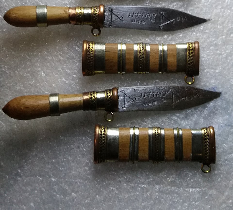 มีดหมอ หลวงพ่อกวย วัดโฆสิตาราม(วัดบ้านแค) (มีดหมอเทพศาสตรา มีดหมอแรงครู เล่มเล็ก) (บรรจุ มวลสาร และ เส้นผมเกศา หลวงพ่อกวย ) จ.ชัยนาท รุ่นแรงครู ปี2560