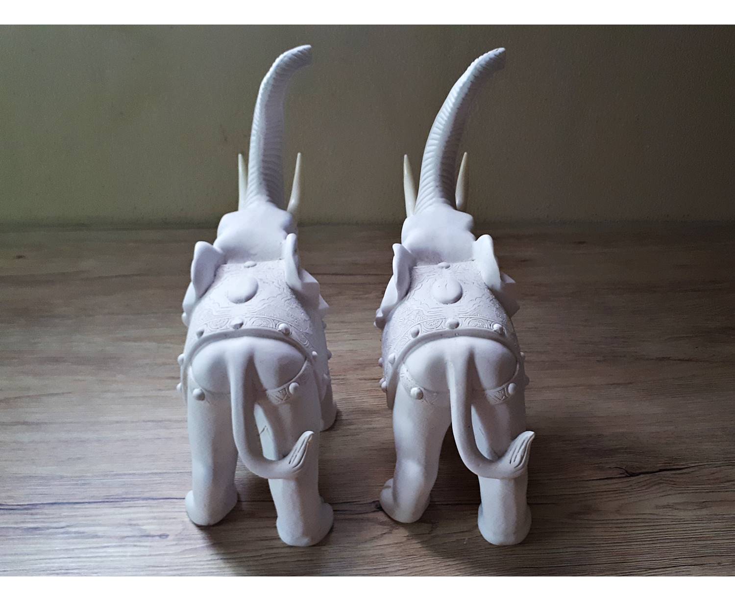 รูปปั้น ช้าง คู่ เนื้อเรซิ่น สีขาว สีงา (งาถอดได้) - (กว้าง8-10นิ้ว สูง6.5-10.5นิ้ว ลึก4นิ้ว) (ขายปลีก ขายส่ง)