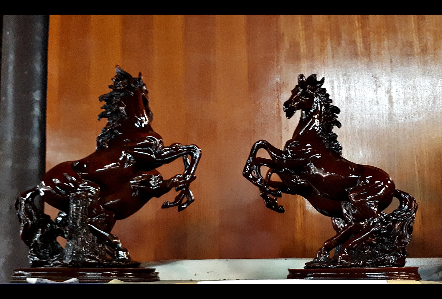 รูปหล่อ รูปปั้น ม้า ใหญ่ เรซิ่น เคลือบเงา (ขนาด สูง33ซม กว้าง23ซม)