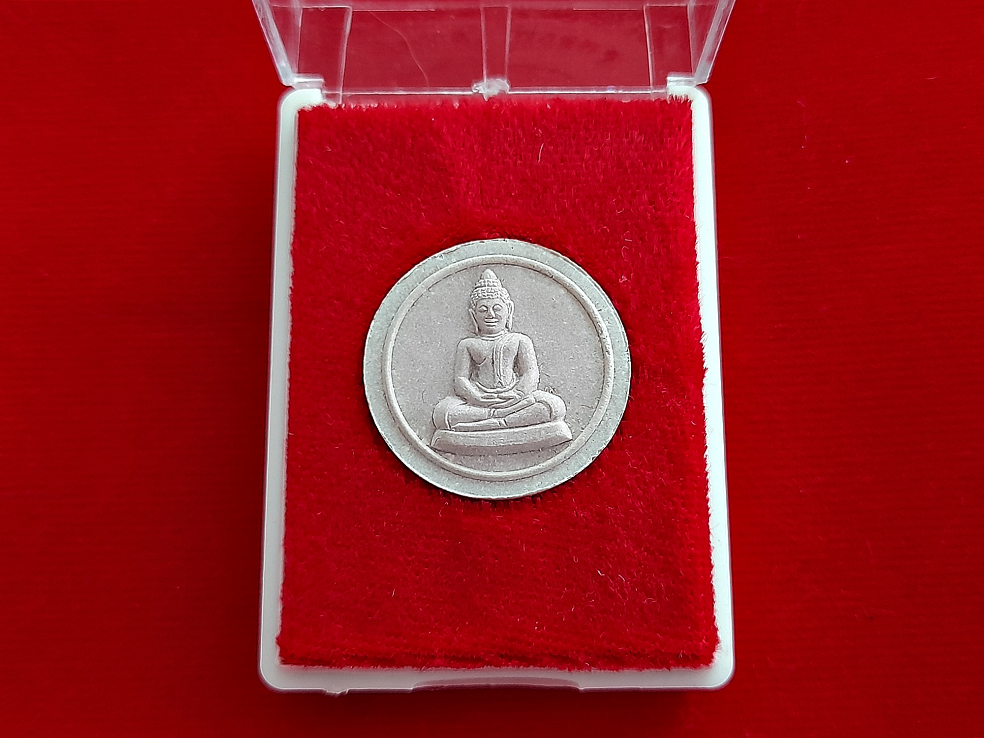 พระสมเด็จธรรมกาย พระผงของขวัญ พิมพ์จันทร์ลอย ฐานโค้ง (พระพุทธ พระธรรมกาย ปางสมาธิ หลังธาตุ6) รุ่น2 เนื้อมวลสาร(พระของขวัญหลวงพ่อสดวัดปากน้ำ รุ่น1-3) ปี2526 - ปลุกเสกทำวิชาธรรมกาย โดย หลวงป๋า วัดหลวงพ่อสด #รับประกันแท้