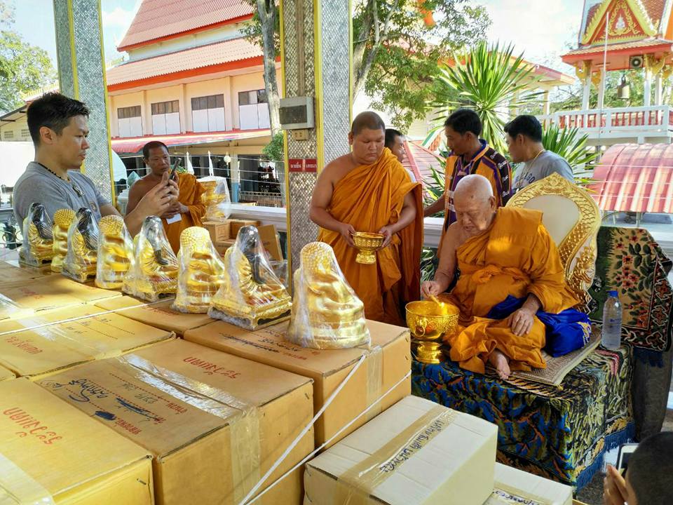 พระสมเด็จหลวงพ่อโตในวิหาร เนื้อผงชนวนมวลสารเก่าหลวงพ่อกวย รุ่นแรงครู ปี2560 หลวงพ่อกวย วัดโฆสิตาราม(วัดบ้านแค) จ.ชัยนาท ปี2563 - (ขนาด 5x7นิ้ว จีวรส้ม ด้านหน้ายันต์ครู ยันต์นะปัดตลอด ด้านหลังยันต์มงกุฎพระพุทธเจ้าหนุนดวง) ปี2563 #ปลุกเสกที่วัดโฆสิตาราม #รั