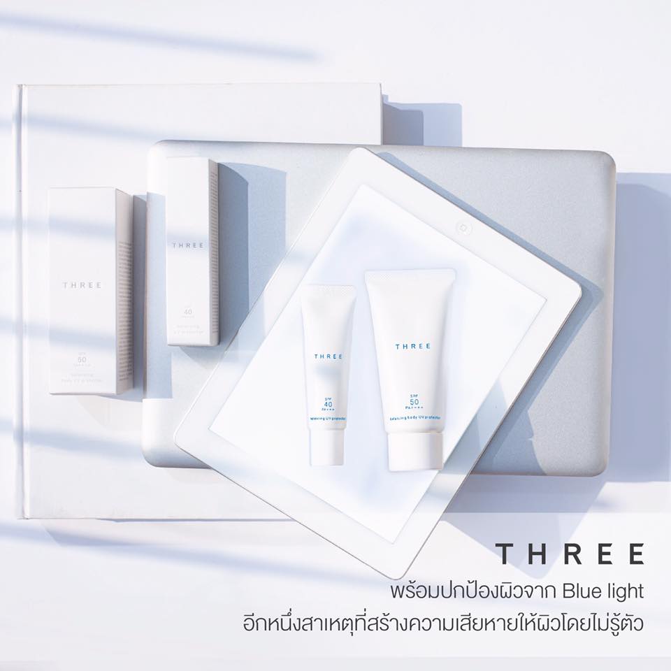 Three Balancing UV Protector R SPF40 PA+++ (Waterproof) 30mL ครีมกันแดดสำหรับผิวหน้าที่มีส่วนผสมจากธรรมชาติถึง 94% แต่ให้การปกป้องผิวจากรังสี UVA และ UVB ด้วยค่า SPF สูงสุด เนื้อครีมบางเบาเกลี่ยง่าย ไม่ทิ้งคราบขาวและความมัน ใช้ก่อนรองพื้นแ