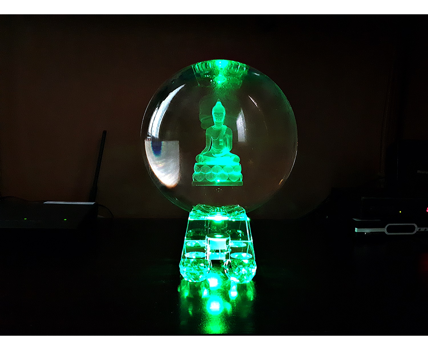 ลูกแก้ว ลาย พระพุทธรูป 3 มิติ ขนาด 8นิ้ว (20ซม.) พร้อมฐานไม้รองวาง