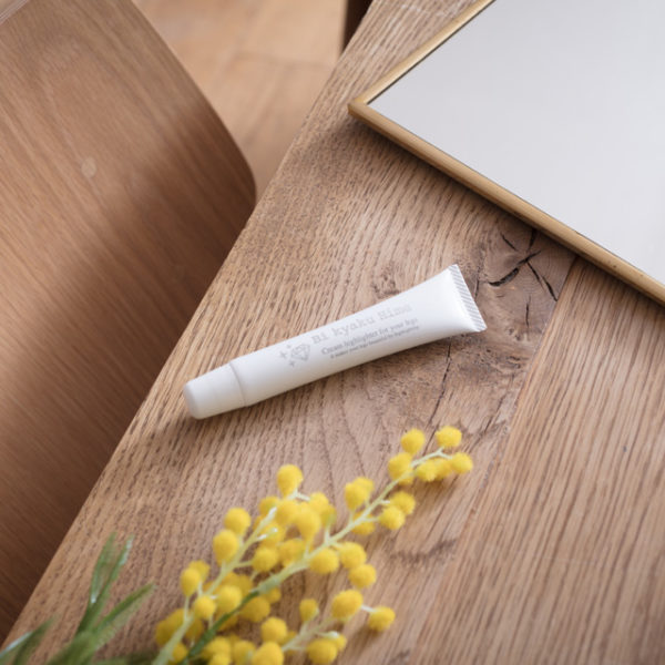 Himecoto Bi Kyaku Hime Cream for Leg 20g ครีมที่มีรีเฟลคในการเพิ่มมิติไฮไลท์ให้ดูขาเรียว พร้อมกับเพิ่มความขาวเนียนใสให้กับเรียวขา พร้อมมอยส์เจอร์ไรเซอร์บำรุงผิว ให้ผิวเรียบเนียน นุ่มยิ่งขึ้น