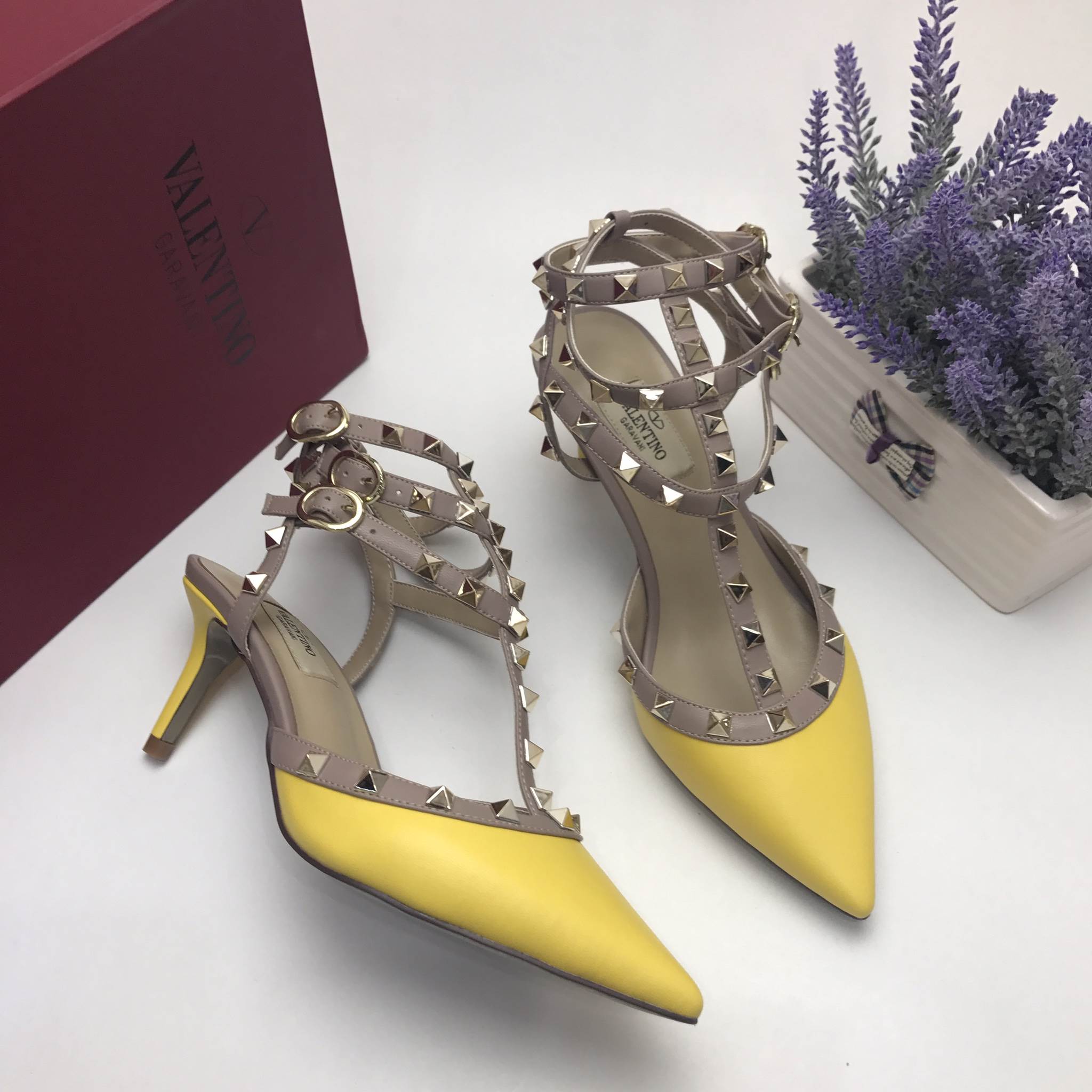 พร้อมส่ง รองเท้า valen rockstud ankle strap yellow matt รุ่นใหม่ รัด 3 ข้อ สีเหลืองแมทด้าน สอบถามไซส์ได้ค่ะสต็อคของเปลี่ยนตลอด