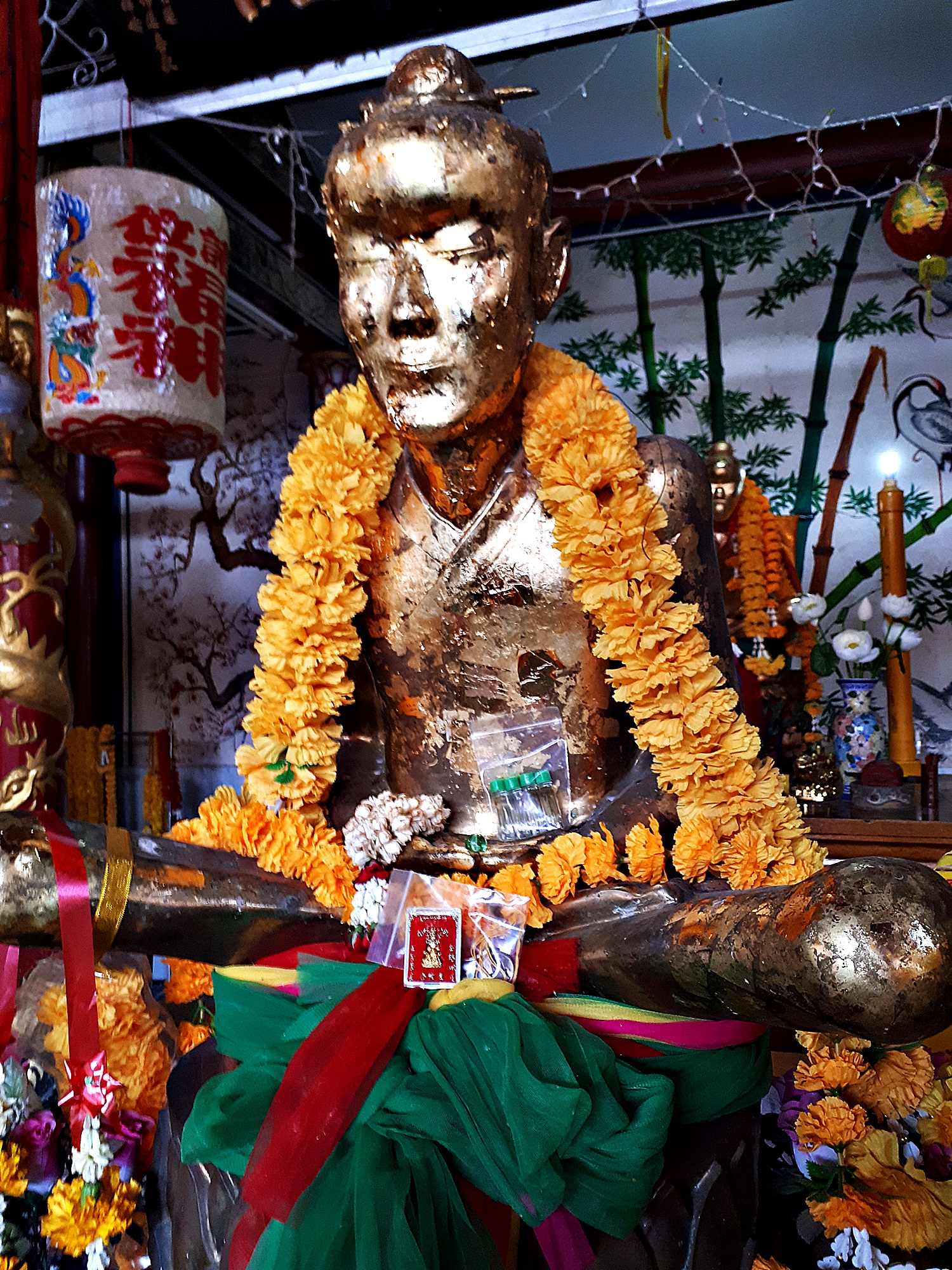 รูปหล่อ ลอยองค์เล็ก เซียนแปะโค้ว ท้อสัก ตลาดหัวตะเข้ ปี 2537