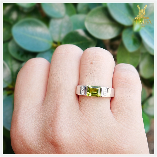 แหวนเพริดอต เงินแท้925 ชุบทองคำขาว ทรงสี่เหลี่ยมมีสไตล์ แหวนพลอยแท้