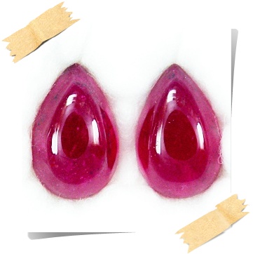 พลอยรูเบลไลท์ Rubellite รูปหยดน้ำคู่เหมือน เจียระไนหลังเบี้ย น้ำหนัก 13.65 กะรัต ขนาด 10x15.3x5.9 และ 9.9x15.1x5.8 มิล สีแดงอมชมพูบานเย็นประมาณ 5%